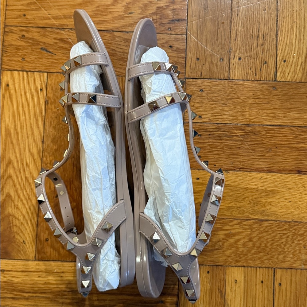 Valentino Garavani ROCKSTUD FLAT RUBBER SANDAL - Picture 6 of 6